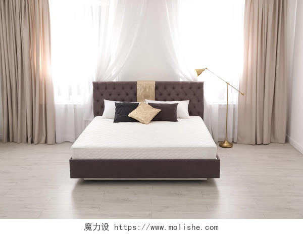 舒适的床新床垫靠近窗户在房间里健康睡眠